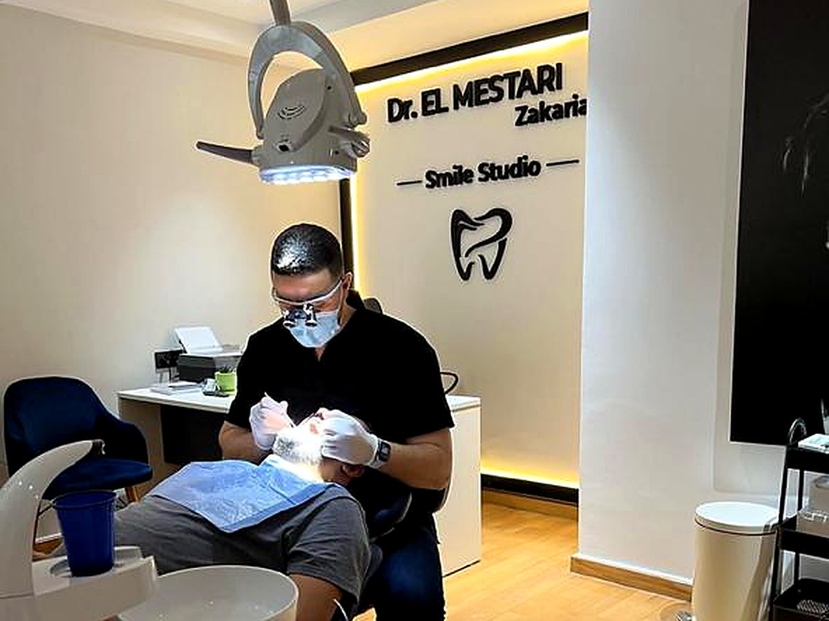 Dr Zakaria El Mestari pendant un traitement au cabinet dentaire Studio Smile à Tanger