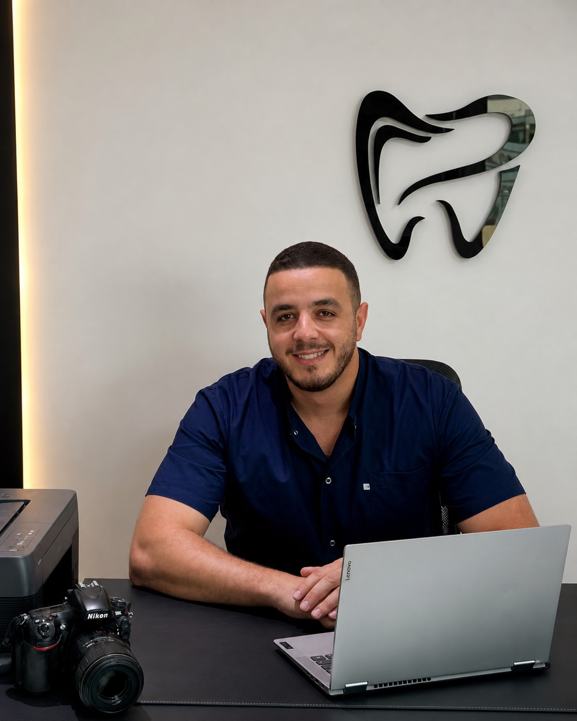Portrait professionnel du Dr Zakaria El Mestari dans son bureau au Studio Smile à Tanger