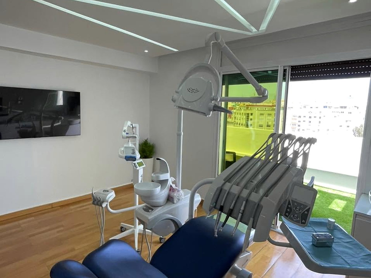 Salle de soins du cabinet dentaire Dr El Mestari à Tanger