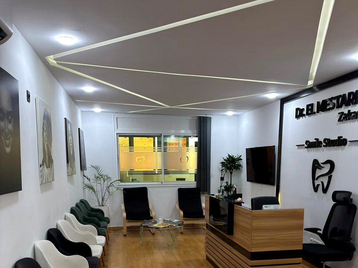 Salle d'attente lumineuse du Studio Smile à Tanger